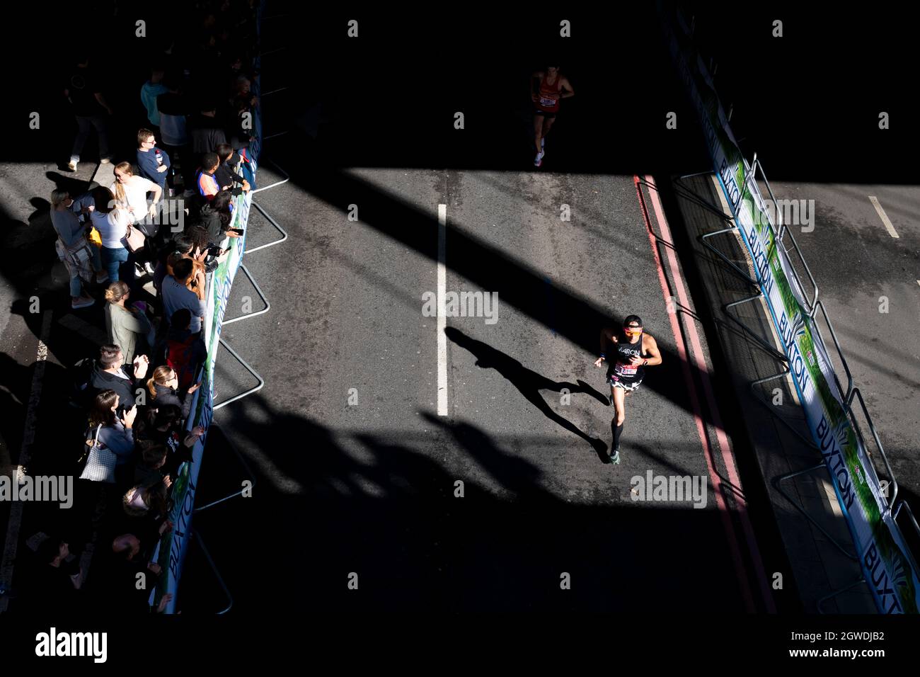 DAMM, LONDON, GROSSBRITANNIEN. 3. Oktober 2021. Die Läufer des London-Marathons passieren Embankment, während sie entlang der Themse laufen. Stockfoto