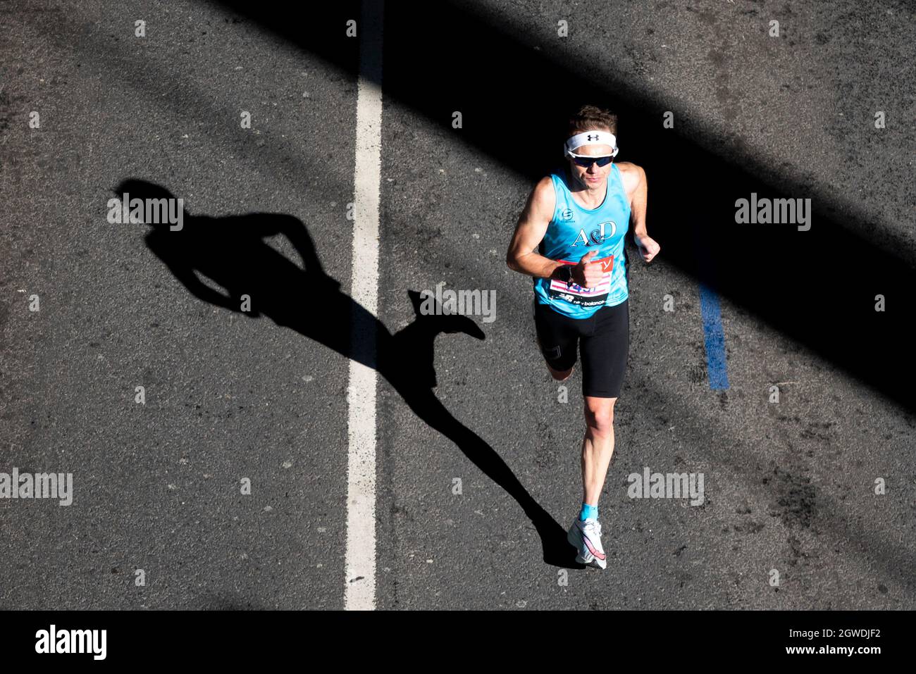 DAMM, LONDON, GROSSBRITANNIEN. 3. Oktober 2021. Die Läufer des London-Marathons passieren Embankment, während sie entlang der Themse laufen. Stockfoto