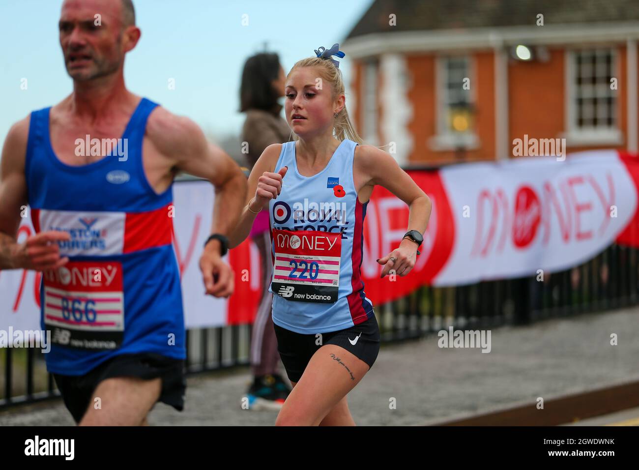 London, Großbritannien. London, Großbritannien. 3. Oktober 2021; London, England: The Virgin Money 2021 London Marathon: Läuferin #220 überquert die Narrow Street Swing Bridge, Limehouse Basin zwischen Meile 14 und 15 als erste weibliche nicht-Elite-Läuferin. Kredit: Action Plus Sports Images/Alamy Live News Gutschrift: Action Plus Sports Images/Alamy Live News Stockfoto