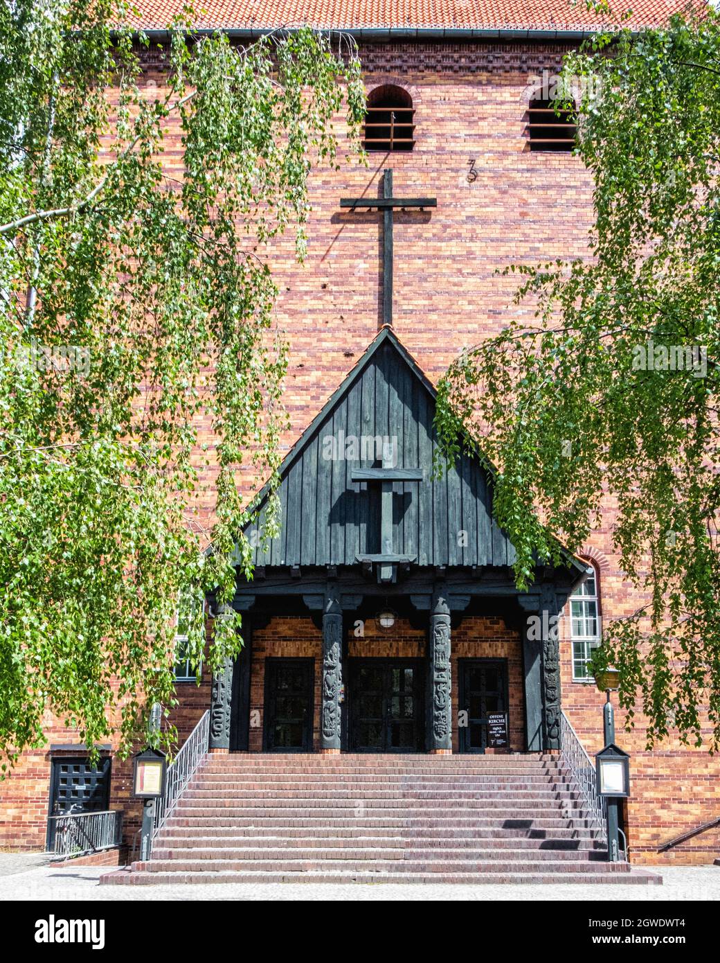 St. John's Church. Evangelische evangelische Kirche am Zeltinger Platz, Reinickendorf-Berlin. Außenansicht des Gebäudes aus rotem Backstein Stockfoto