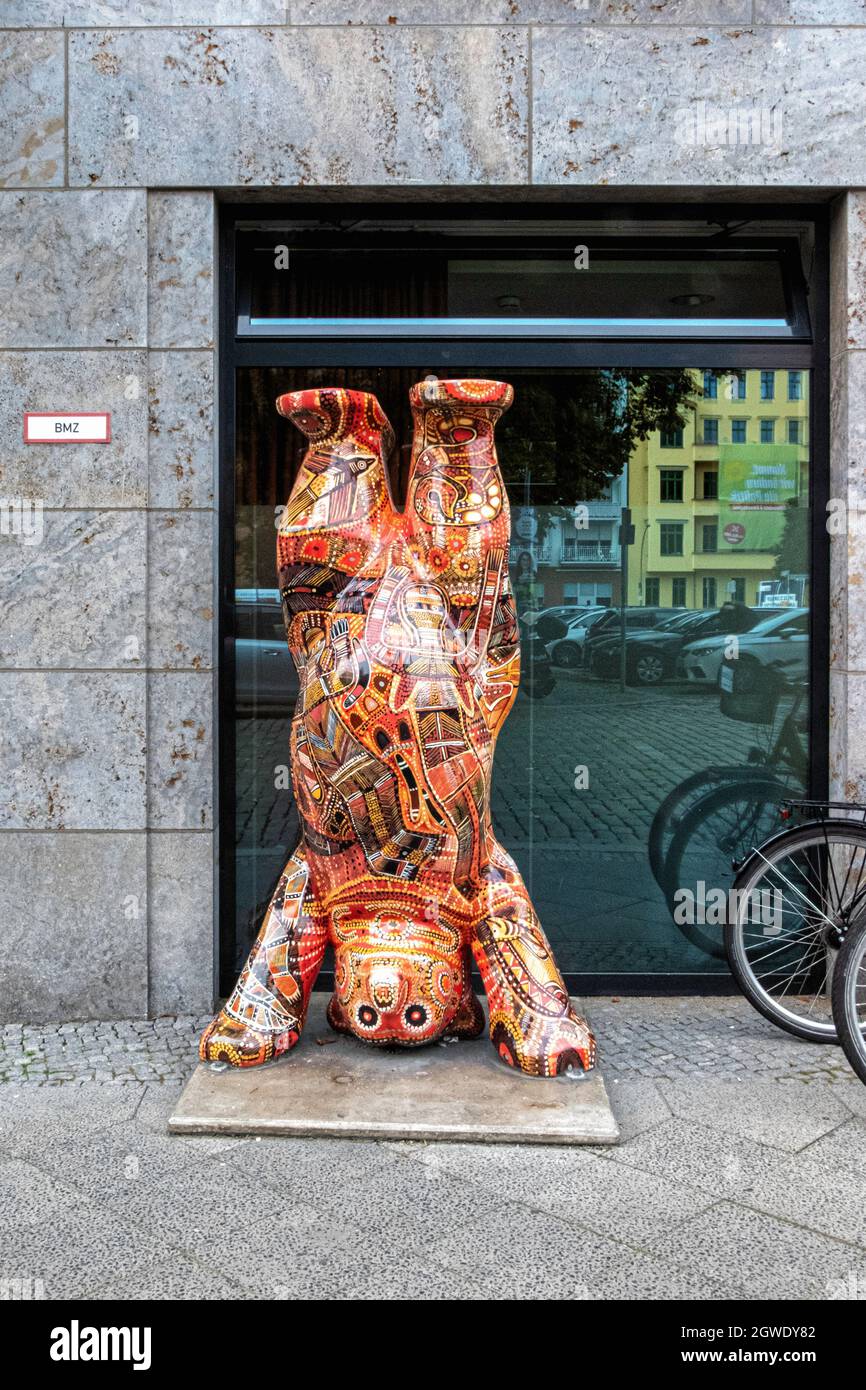 Berliner Buddy-Bär. Ikonisches Berliner Emblem mit Kopfstand in Mitte, Berlin Stockfoto