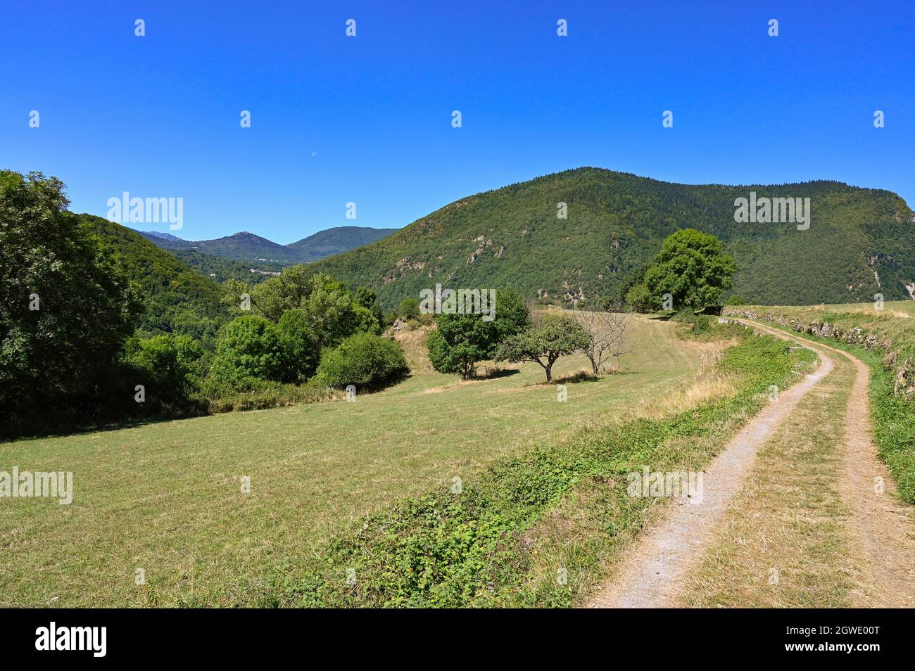 Die unberührte alpine Landschaft in den Pyrenäen des Departements Aude bei Counozouls, Frankreich Stockfoto