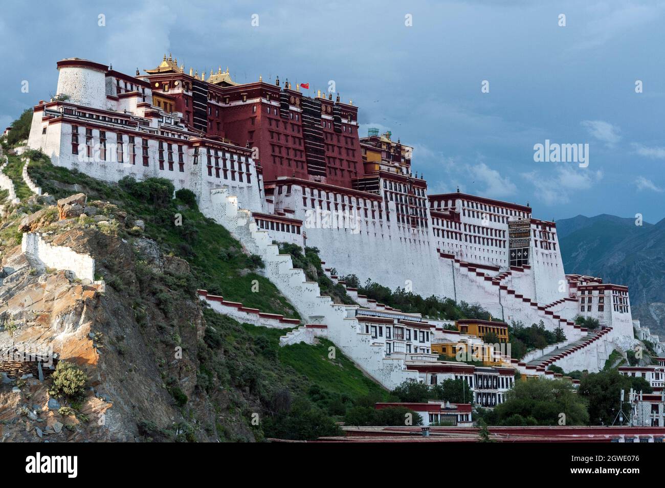 Großartiger Potala-Palast in Lhasa, Heimat des Dalai Lama vor der chinesischen Invasion und UNESCO-Weltkulturerbe - Tibet Stockfoto