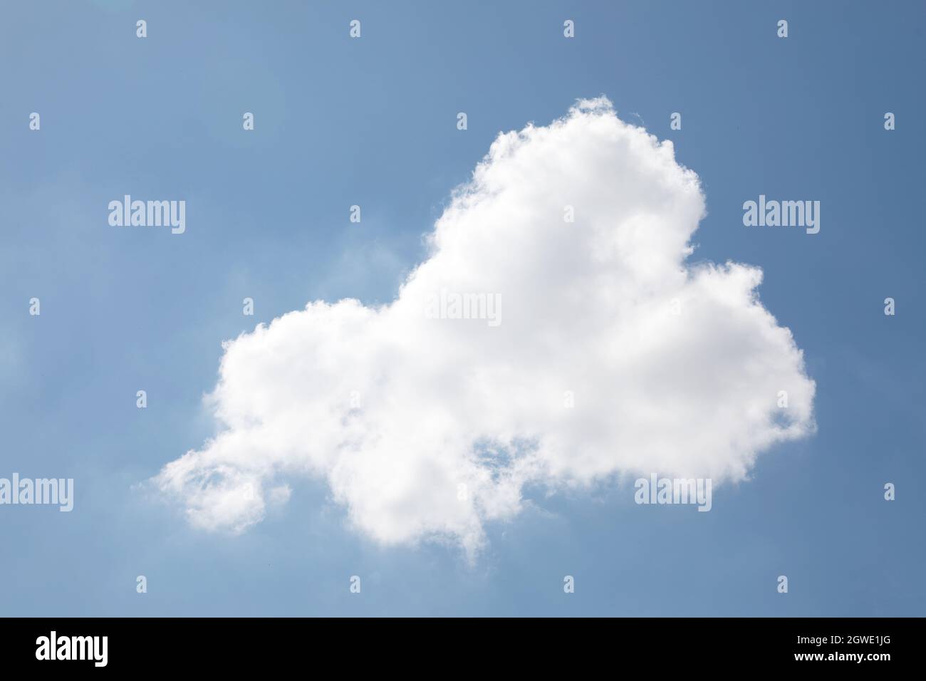 Sonnig blauer Himmel Hintergrund bei Tageslicht Stockfoto