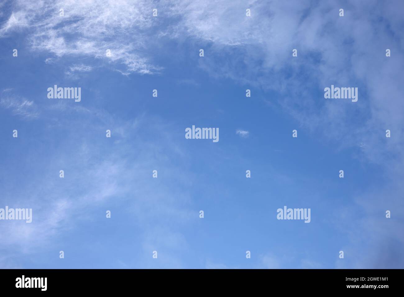 Sonnig blauer Himmel Hintergrund bei Tageslicht Stockfoto