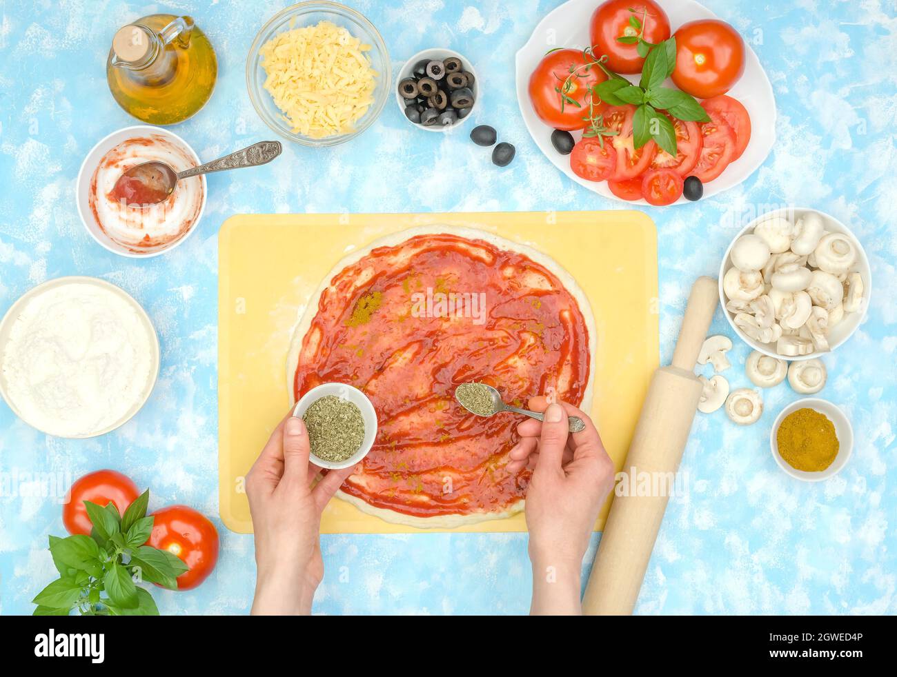 Wie man hausgemachte Veggie Pizza Schritt für Schritt macht, Schritt 4 - Gewürze hinzufügen Stockfoto