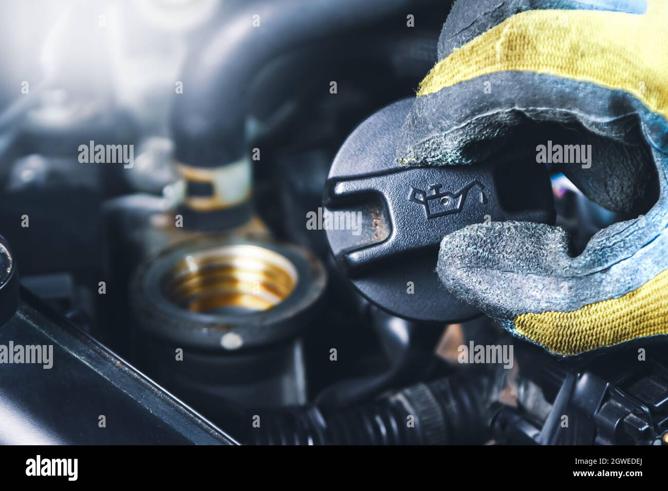 Arbeiter Deckel Auto Dellen mit Füllmaterial Kitt von Spachtel aus Metall.  Auto Reparatur Service Stockfotografie - Alamy