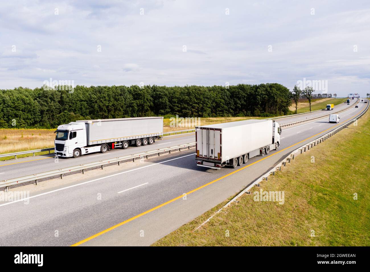 Lastwagen mit weißen Anhängern auf der Autobahn. Stockfoto