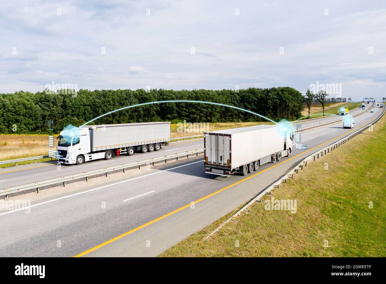 Kommunikation von Fahrzeug zu Fahrzeug. Datenaustausch zwischen Lkw auf einer Autobahn. Stockfoto