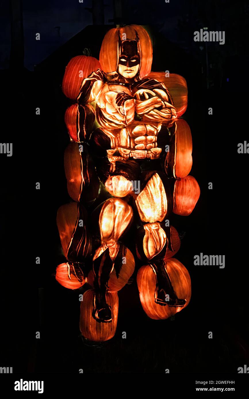 Beleuchtete Lichtskulptur des Superhelden Batman für Halloween-Dekorationen oder Display verwendet. Calgary, Alberta, Kanada Stockfoto