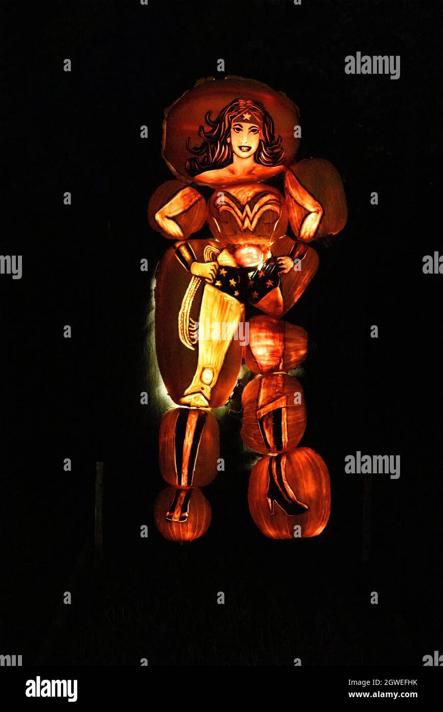 Beleuchtete Lichtskulptur der Superhelden Wonderwoman, die für Halloween-Dekorationen oder -Displays verwendet wird. Calgary, Alberta, Kanada Stockfoto