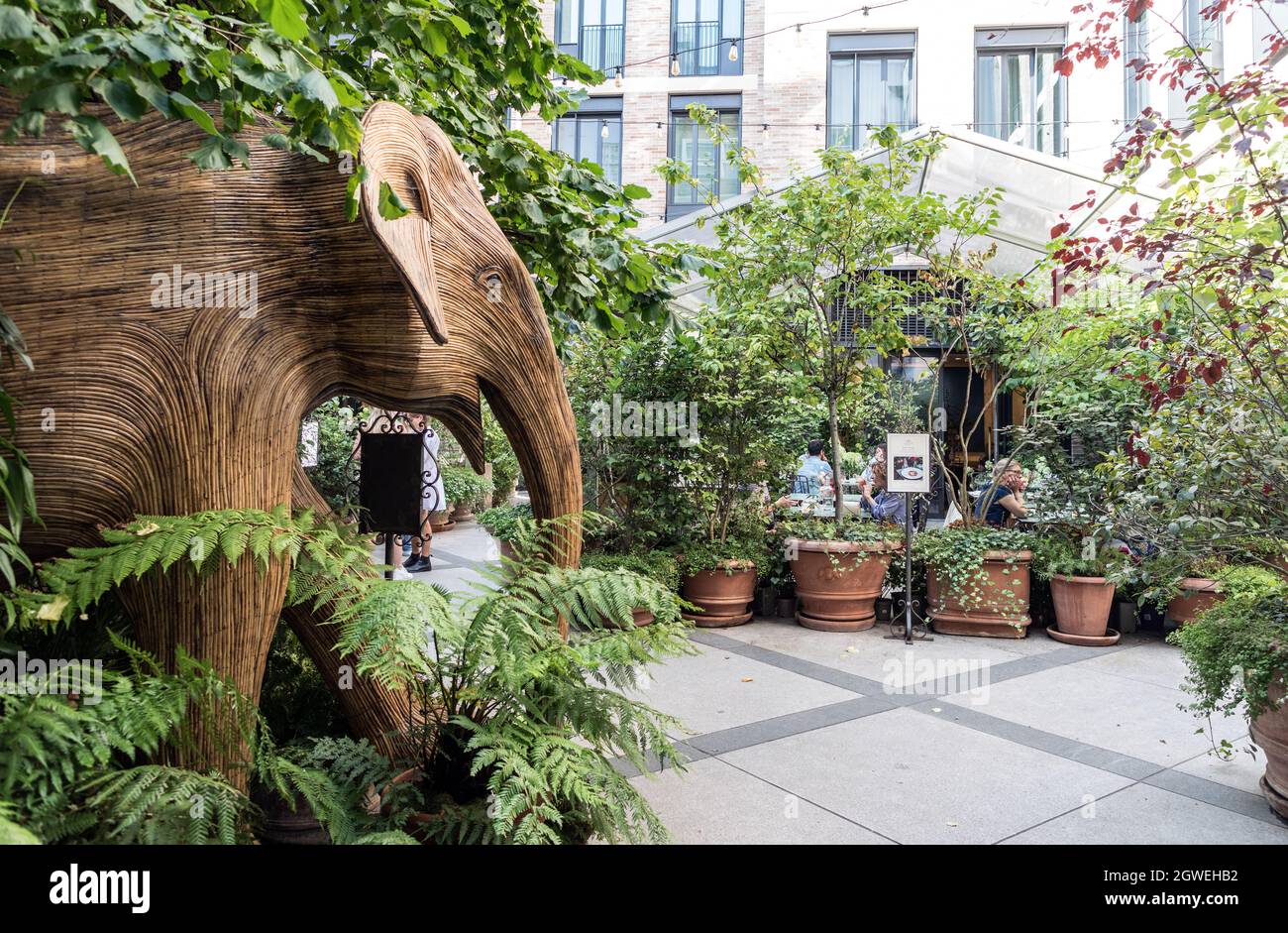 Elefant in der Cafe Petersham Nurseries Covent Garden London Großbritannien Stockfoto
