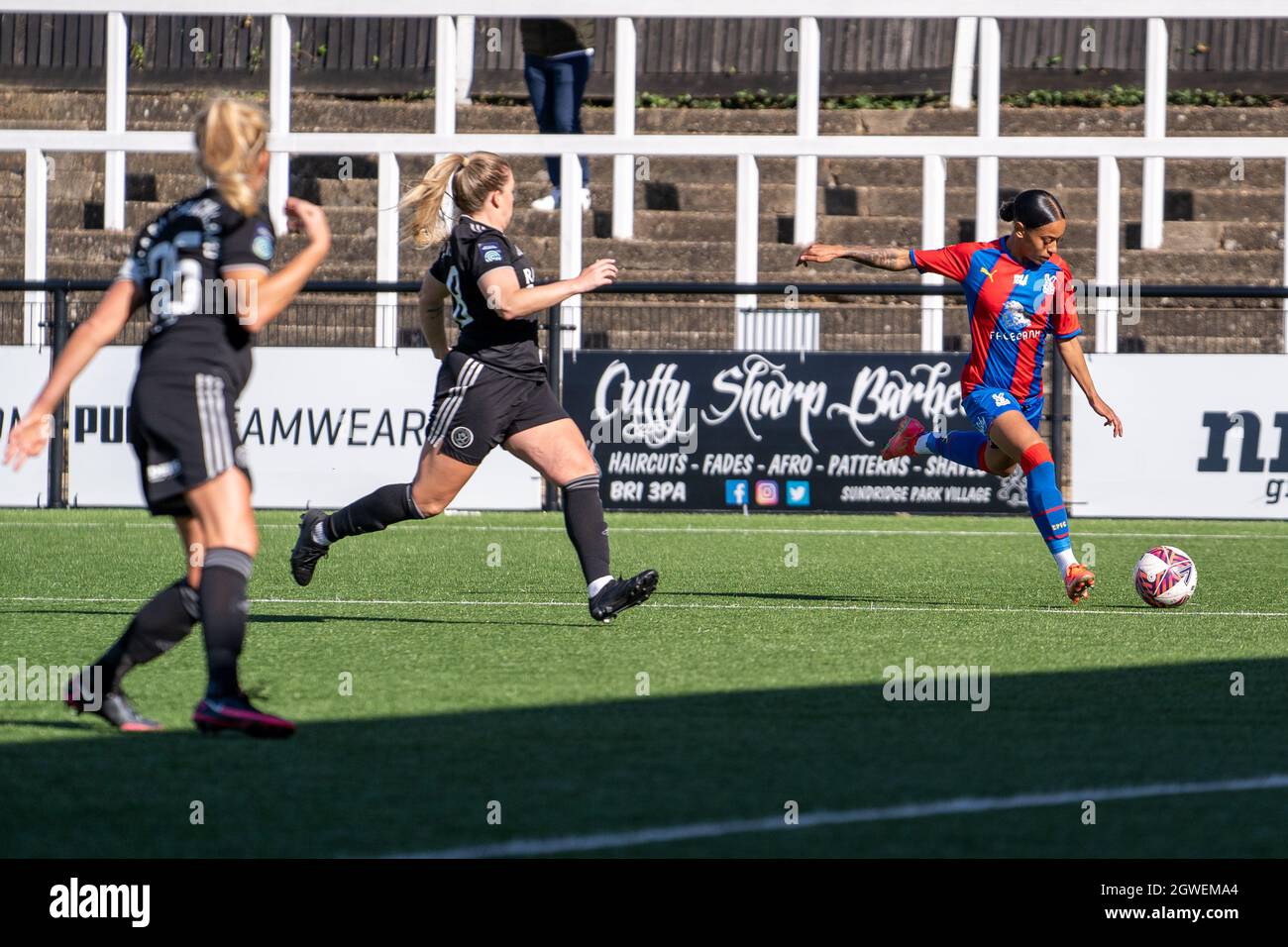 Siobhan Wilson (14 Crystal Palace) überquert den Ball während des FA Womens Championship-Spiels zwischen Crystal Palace und Sheffield United in Hayes Lane, Bromley, England. Stockfoto