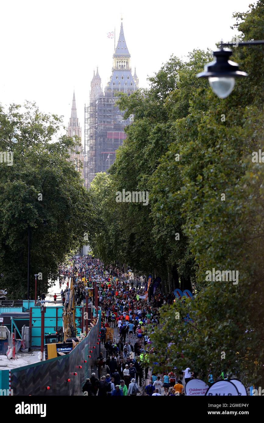 Läufer und Zuschauer in der Nähe von Big Ben während des Virgin Money London Marathon. Bilddatum: Sonntag, 3. Oktober 2021. Stockfoto