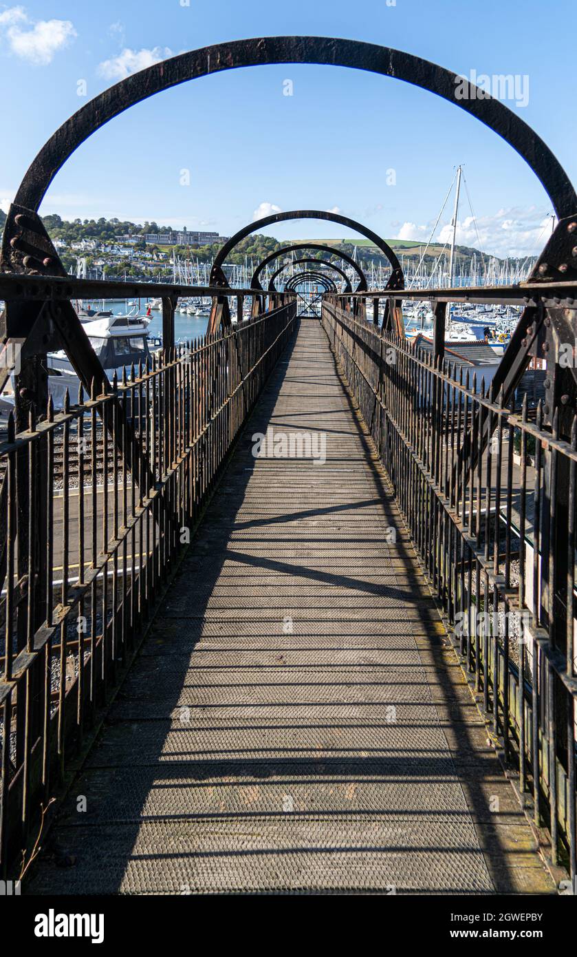 Alte Fußgängerbrücke aus Holz und Eisen über Dampfeisenbahn-Gleise in South Devon Stockfoto