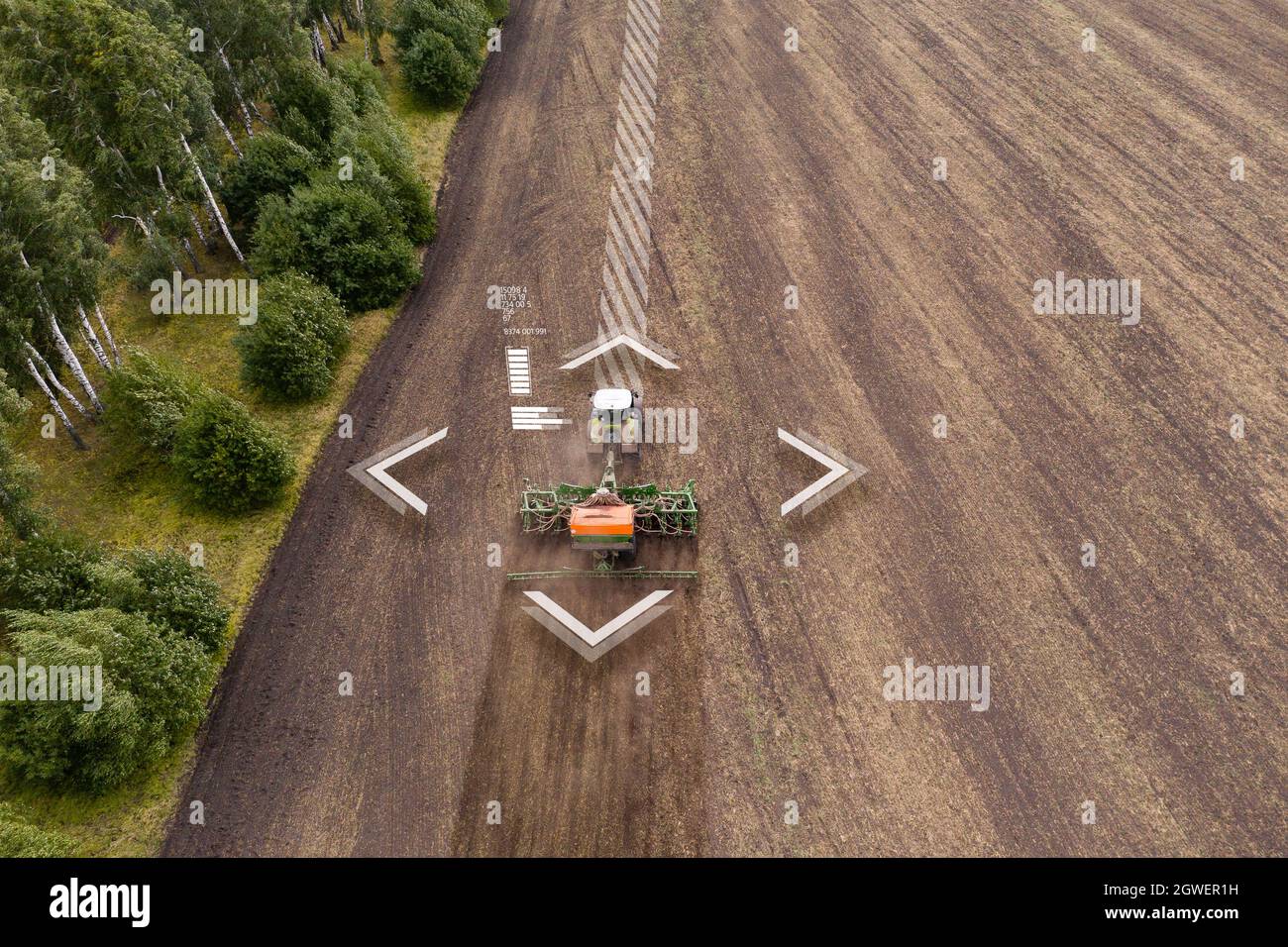 Autonomer Traktor auf dem Feld. Digitale Transformation in der Landwirtschaft Stockfoto