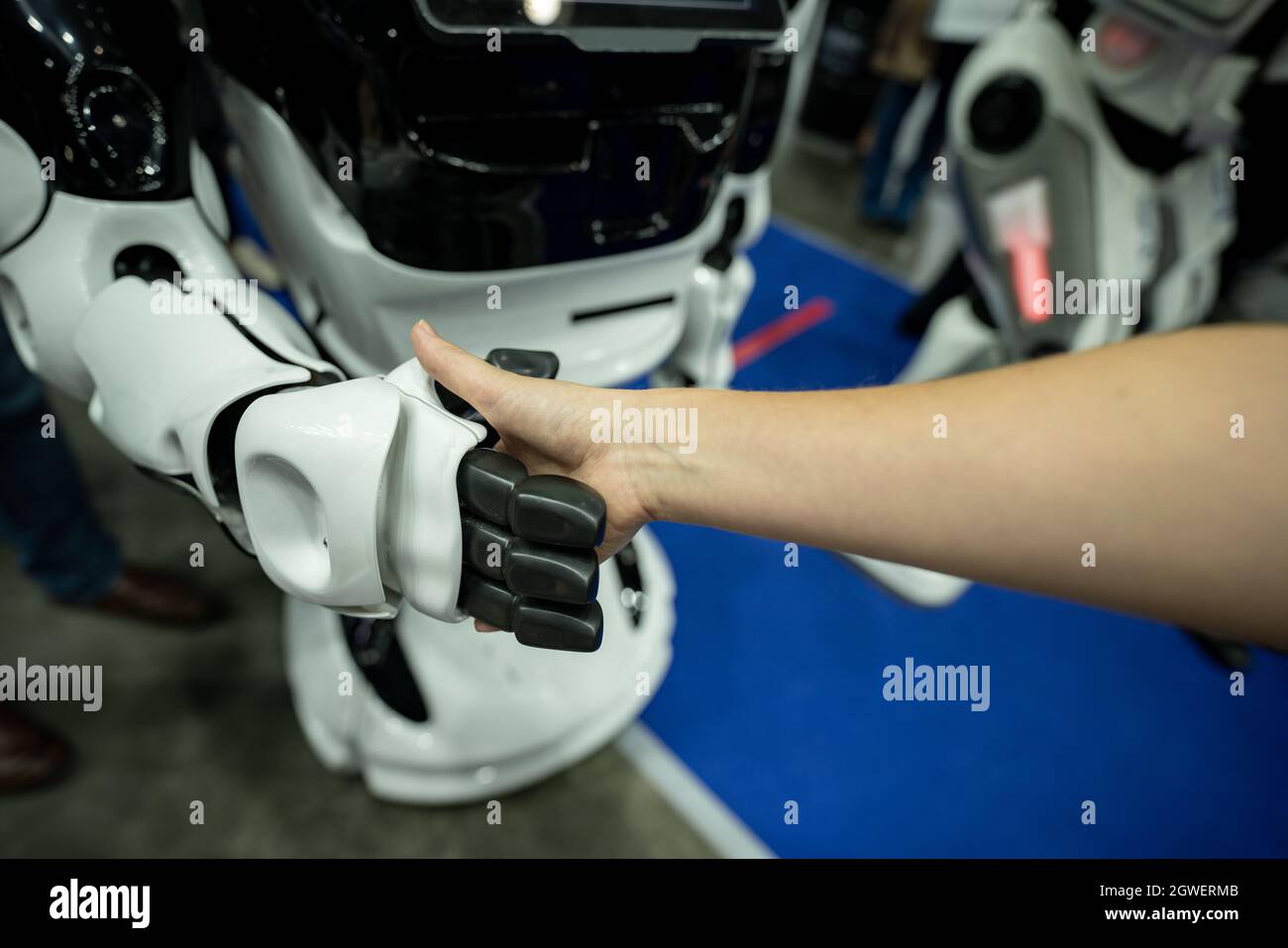 Händeschütteln mit einem Roboter Stockfoto