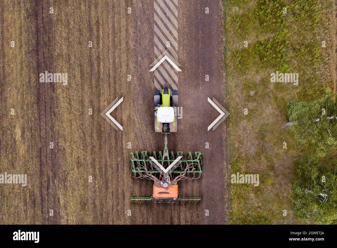 Autonomer Traktor auf dem Feld. Digitale Transformation in der Landwirtschaft Stockfoto