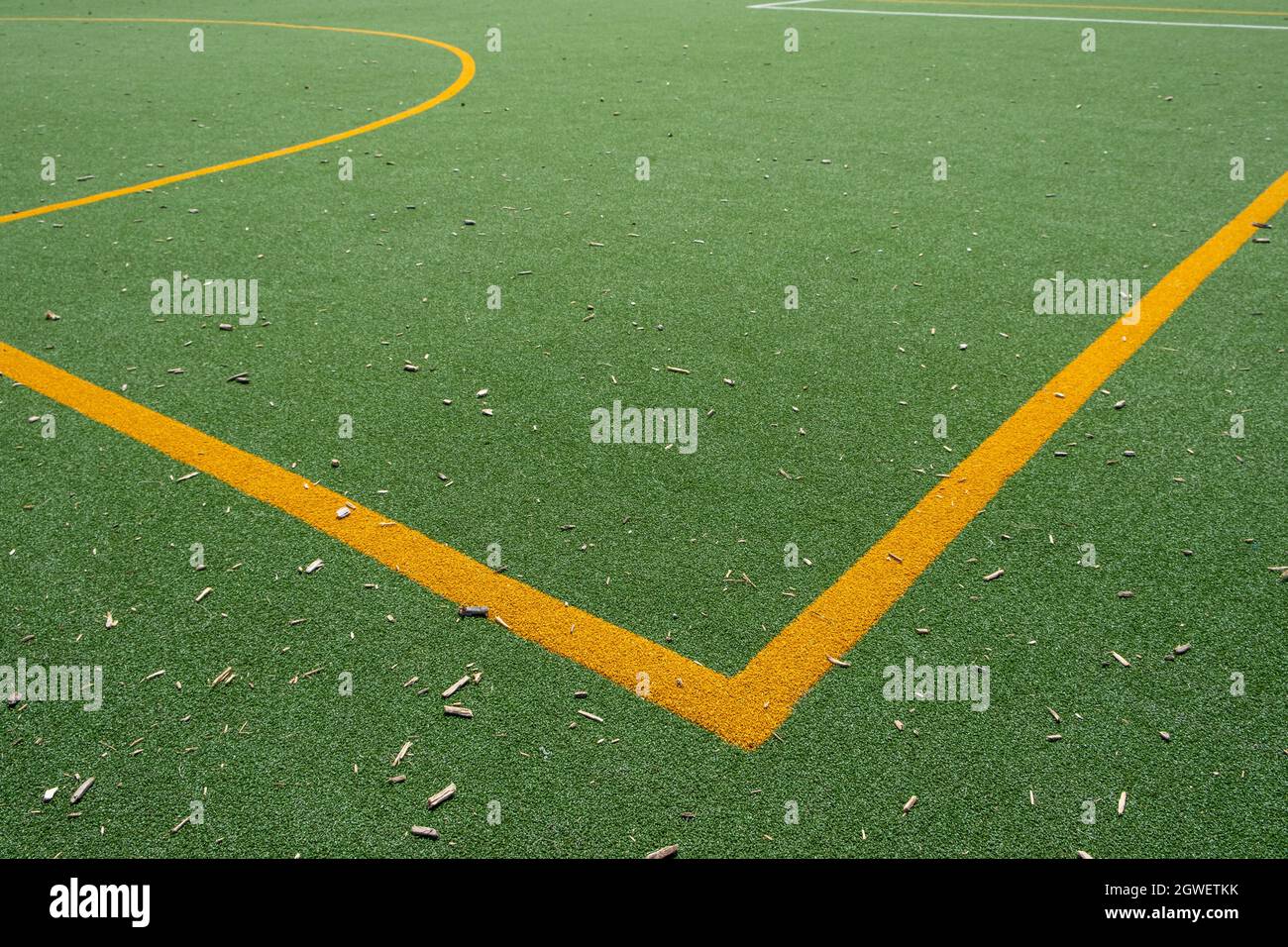 Gelbe Markierung Auf Kunstrasen Fußball Und Netball Feld Nahaufnahme  Stockfotografie - Alamy
