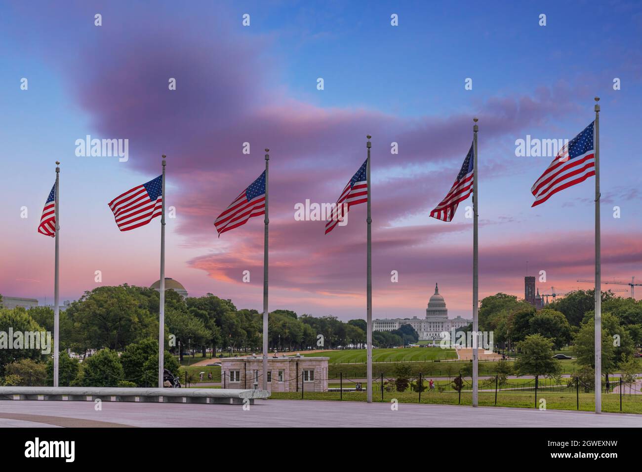 Silhouette des Kapitols der Vereinigten Staaten und US-Flaggen bei Sonnenaufgang - Washington DC Stockfoto