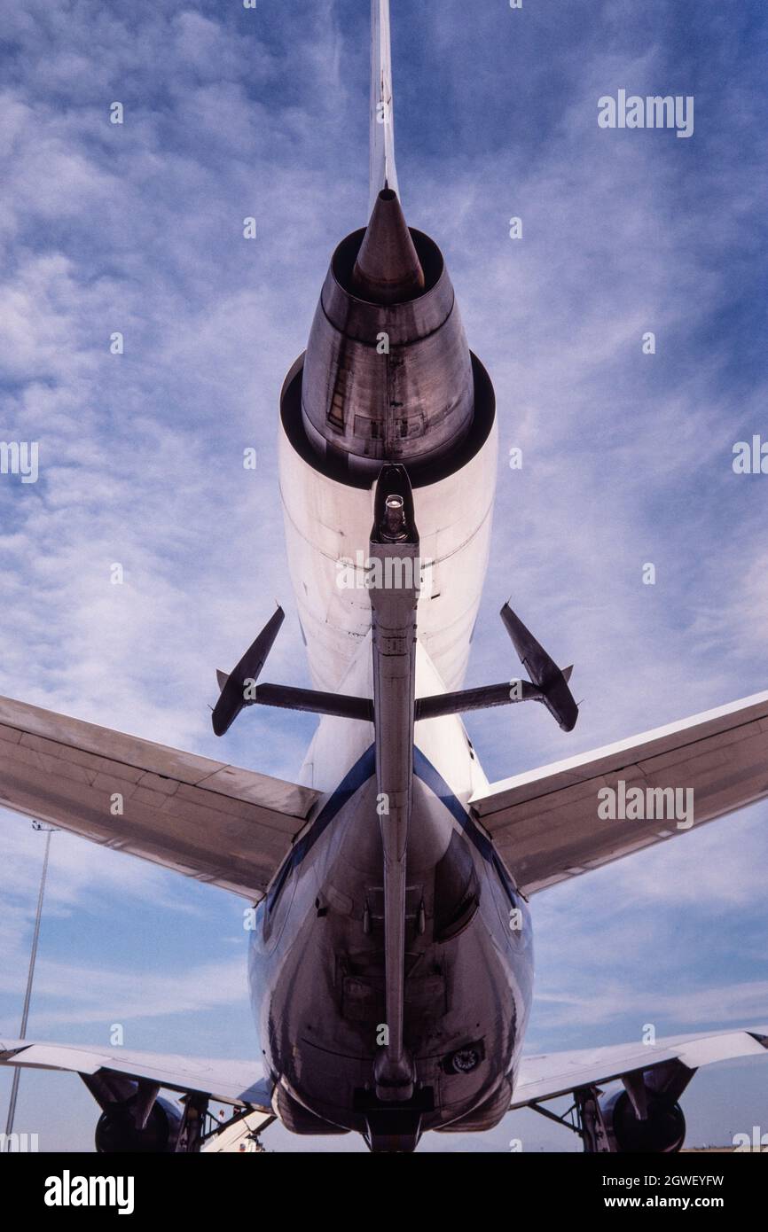 Der Luftbetankungsboom und die Sonde unter dem Düsentanker unter dem Heck eines Lufttankers der US Air Force KC-10 Extender. Stockfoto