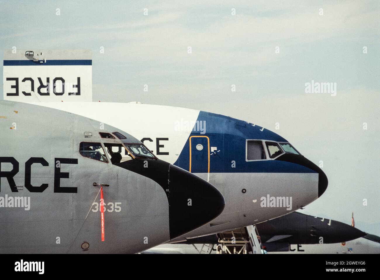 Ein Stratotanker der US Air Force KC-135 und ein KC-10 Extender-Lufttanker auf einer Flugschau auf der Holloman AFB, New Mexico. Stockfoto