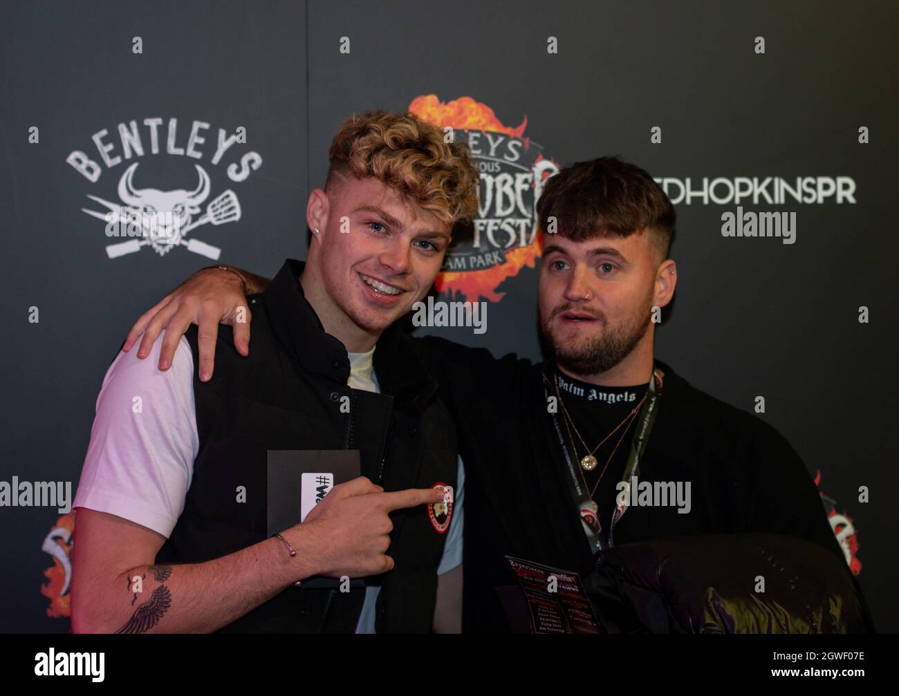 Crawley, Großbritannien. Oktober 2021. Berühmtheiten laufen auf dem roten Teppich beim Shocktober Fest im Tulleys Farm Park. Kredit: Thomas Faull/Alamy Live Nachrichten Stockfoto