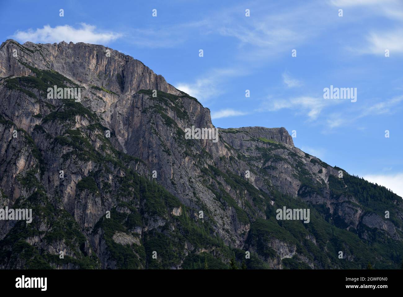Vordergrund auf dem Monte Piano 2305 Meter, im Hintergrund der Monte Piana 2324 Meter hoch Stockfoto