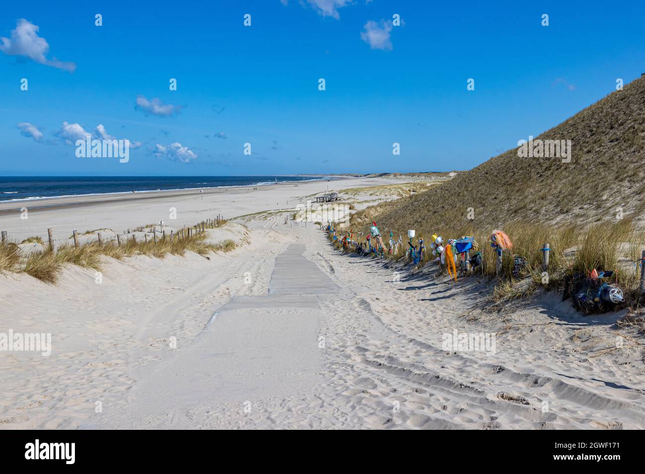 Petten aan Zee, Noord-Holland, Niederlande. 17. April 2021. Open-Air-Galerie neben dem Weg zum Strand von Arnold Gronert konzipiert, die Mauer von Sh Stockfoto