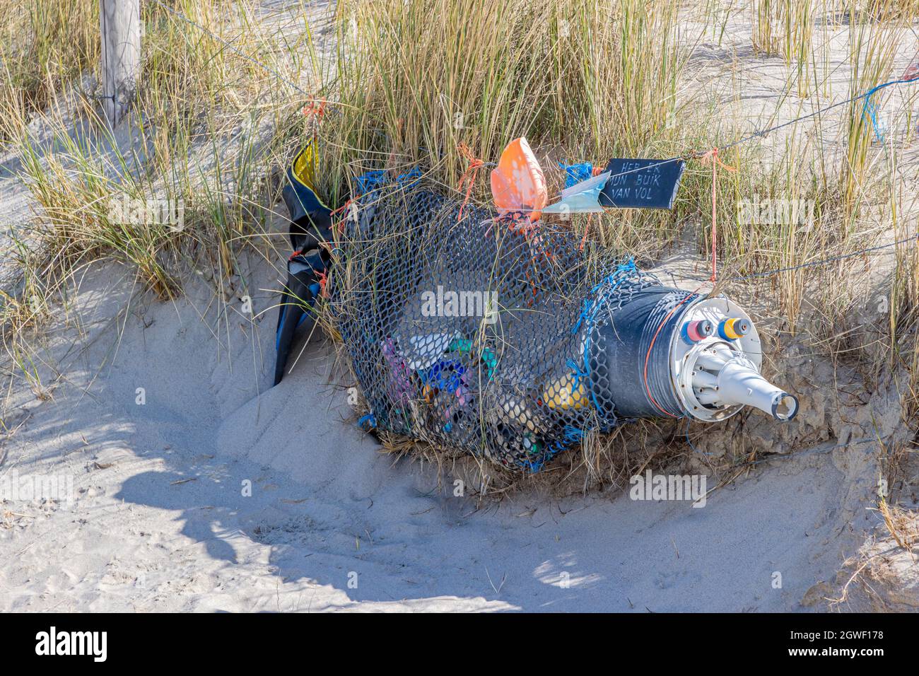 Petten aan Zee, Noord-Holland, Niederlande. 17. April 2021. My Magen is Full at the Wall of Shame, eine von Arnold Gronert konzipierte Open-Air-Galerie, Stockfoto