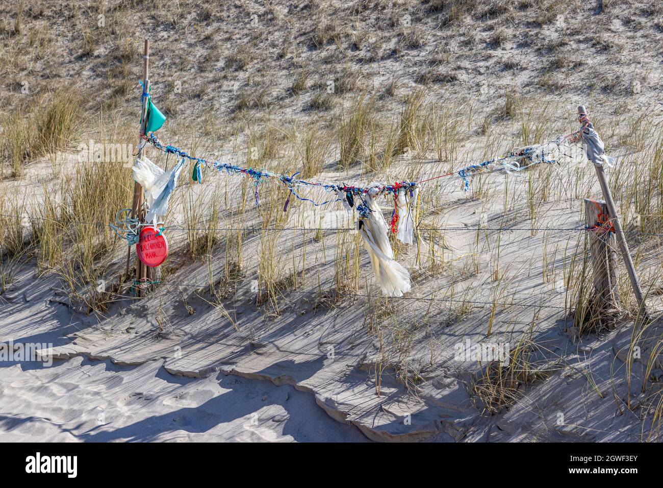 Petten aan Zee, Noord-Holland, Niederlande. 17. April 2021. Open-Air-Galerie konzipiert von Arnold Gronert, The Wall of Shame, Kunst aus Müll colle Stockfoto