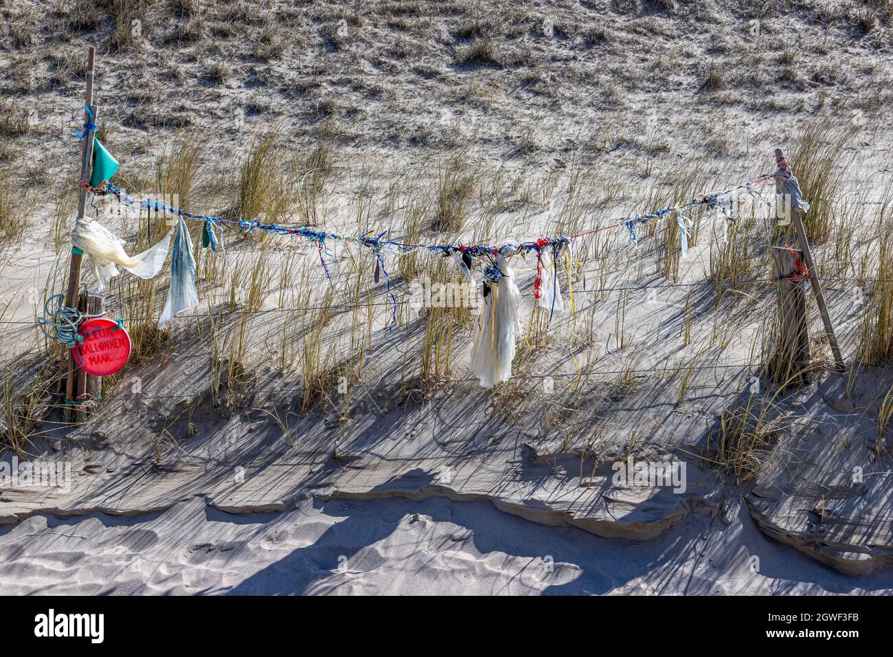 Petten aan Zee, Noord-Holland, Niederlande. 17. April 2021. Bunte Luftballons aber.. An der Wall of Shame, einer von Arnold Grone konzipierten Außengalerie Stockfoto