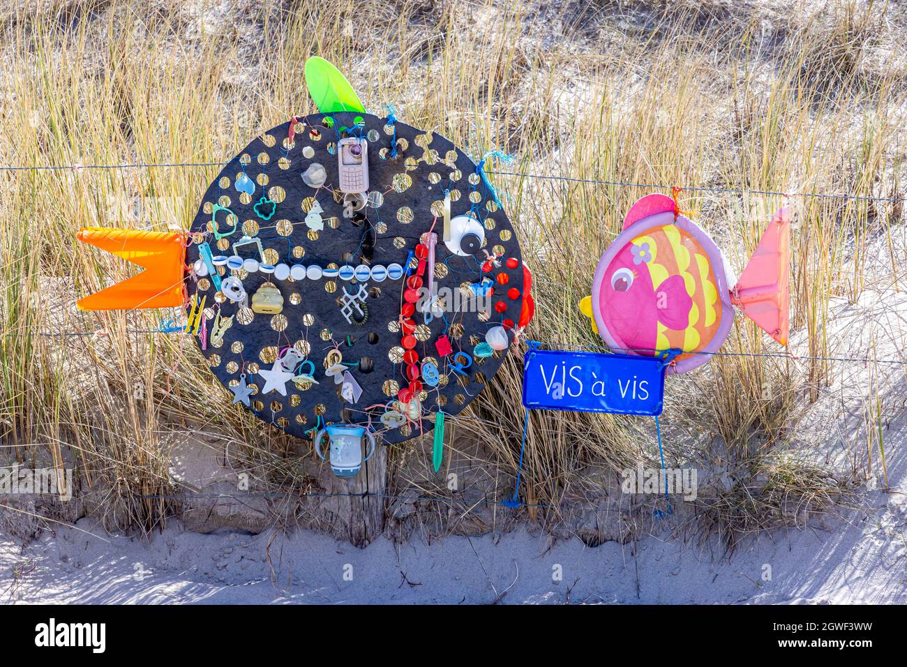 Petten aan Zee, Noord-Holland, Niederlande. 17. April 2021. Fish and Fish at the Wall of Shame, eine von Arnold Gronert konzipierte Open-Air-Galerie, Art m Stockfoto