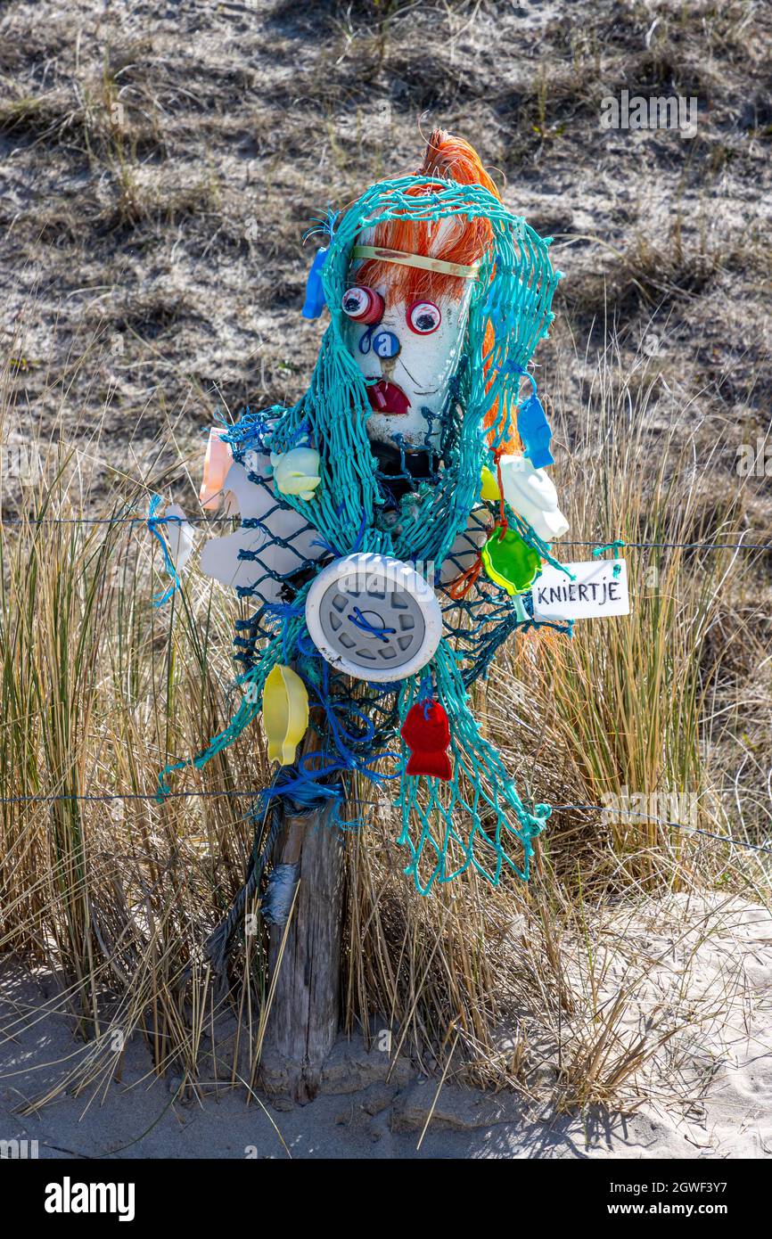 Petten aan Zee, Noord-Holland, Niederlande. 17. April 2021. Kniertje at the Wall of Shame, eine von Arnold Gronert konzipierte Open-Air-Galerie, Kunst made f Stockfoto