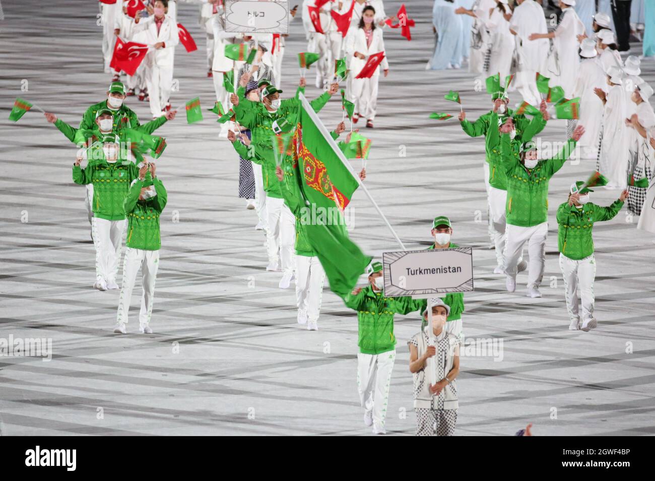 23. JULI 2021 - TOKIO, JAPAN: Turkmenistans Fahnenträger Gulbadam Babamuratova und Merdan Ataýew betreten mit ihrer Delegation du das Olympiastadion Stockfoto