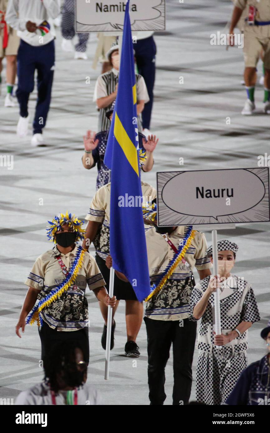 23. JULI 2021 - TOKIO, JAPAN: Naurus Fahnenträger Nancy Genzel Abouke und Jonah Harris betreten während des P mit ihrer Delegation das Olympiastadion Stockfoto