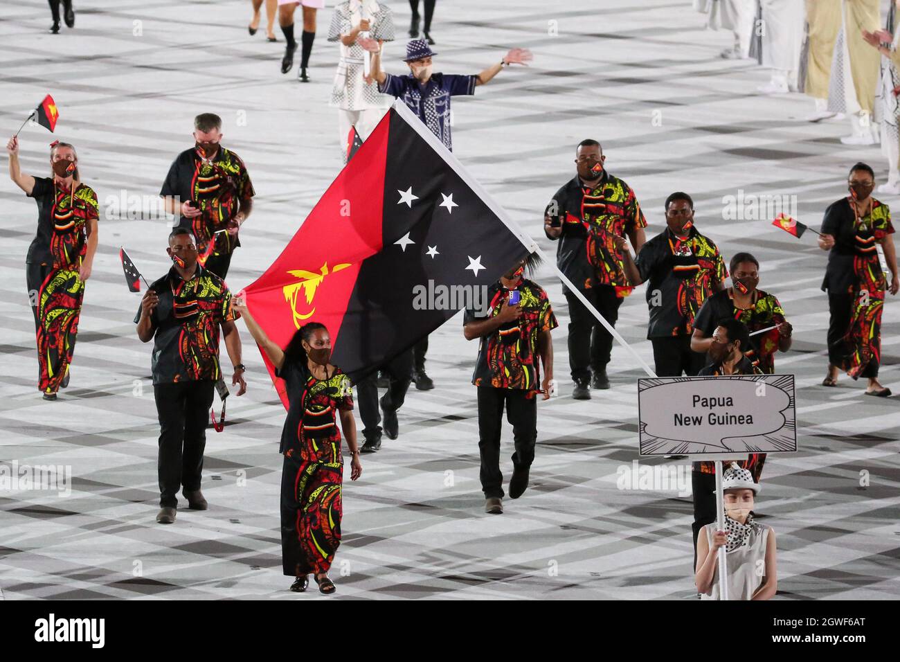 23. JULI 2021 - TOKIO, JAPAN: Die Fahnenträger von Papua-Neuguinea, Loa Dika Toua und Morea Baru, betreten während des Th das Olympiastadion mit ihrer Delegation Stockfoto