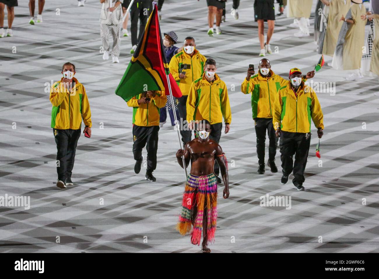 23. JULI 2021 - TOKIO, JAPAN: Vanuatus Flaggenträger Rio Rii tritt mit seiner Delegation im Rahmen der Parade der Nationen in das Olympiastadion ein Stockfoto