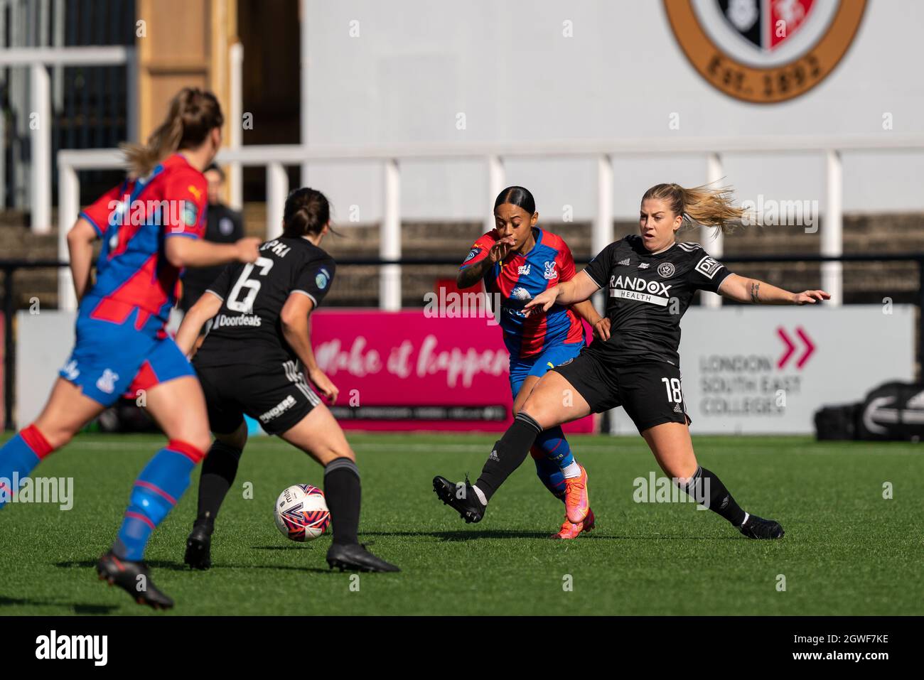 Siobhan Wilson (Crystal Palace 14) läuft während des FA Womens Championship-Spiels zwischen Crystal Palace und Sheffield United in Hayes Lane, Bromley, England, durch das Mittelfeld von Sheffield United. Stockfoto