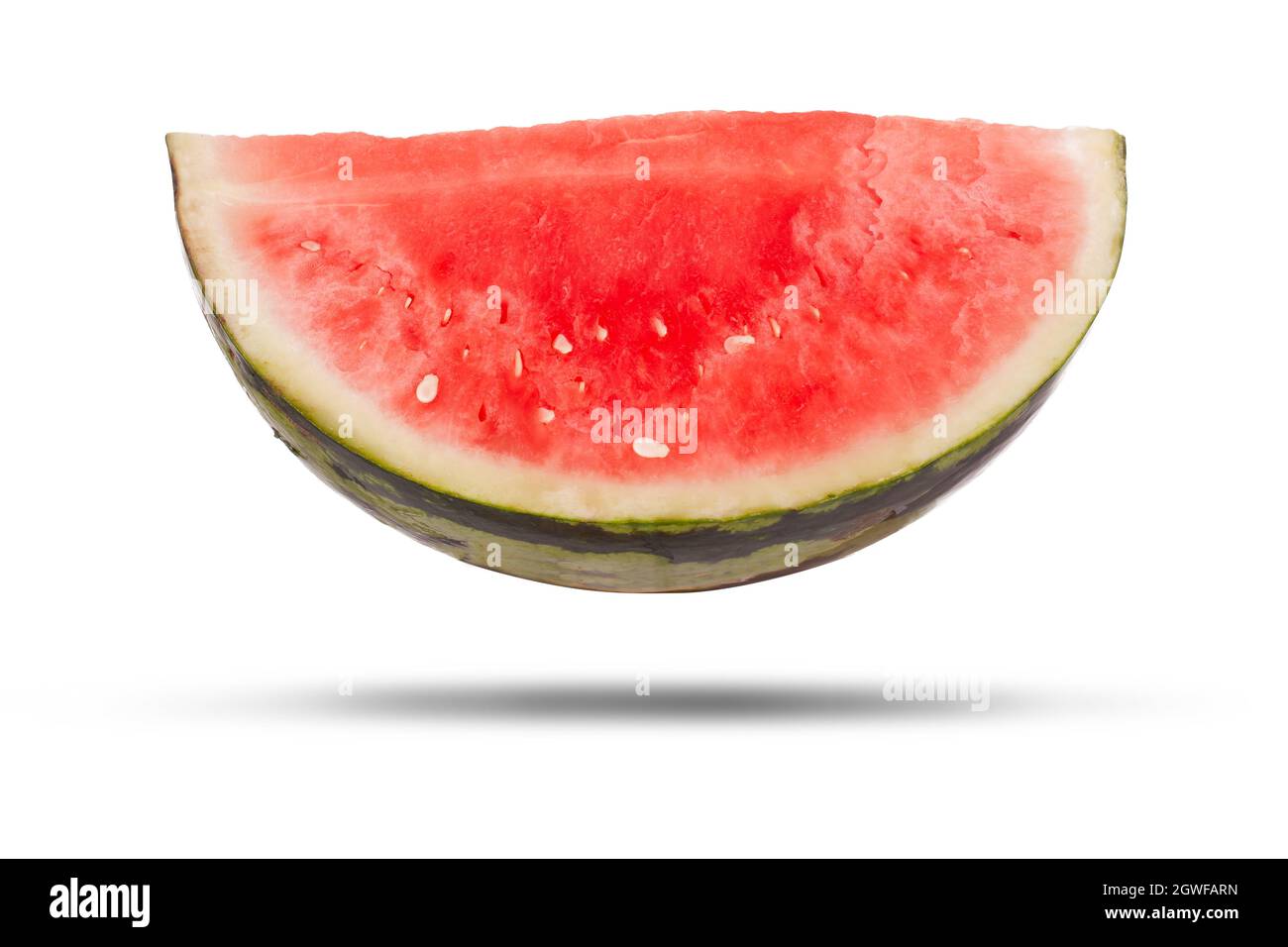 Wassermelonenscheibe isoliert auf weißem Hintergrund. Großes frisches Obst, offen geschnitten mit rotem Fruchtfleisch im Inneren Stockfoto