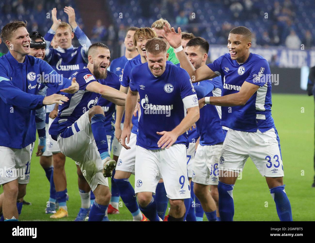 firo: 03.10.2021 Fuvuball: Fußball: 2. Bundesliga, Saison 2021/2022 FC Schalke 04 - FC Ingolstadt Torjubel, Jubeltraube 3: 0, Simon Terodde Torrekord aufgestellt, von Dieter Schatzschneider Rekordtorschütze der 2.Liga-Mannschaft feiert Terodde Stockfoto