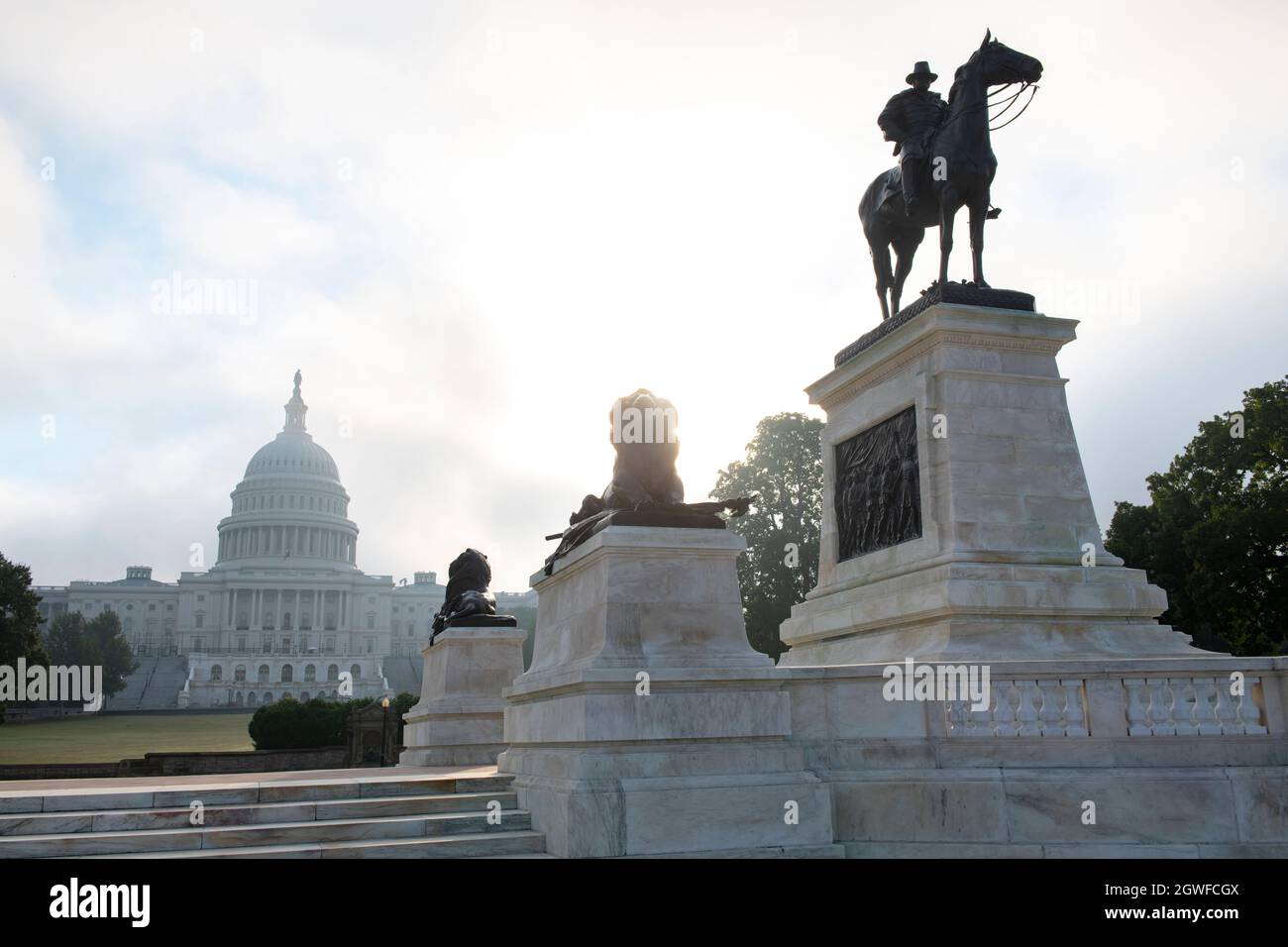 USA Washington DC Nationenhauptstadt das Kapitolgebäude der Vereinigten Staaten für die Bundesregierung Morgenaufgang nebliger Ulysses S Grant Memorial Statue Stockfoto