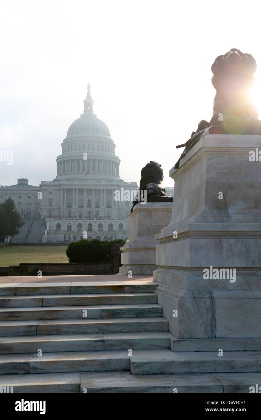 USA Washington DC Nationenhauptstadt das Kapitolgebäude der Vereinigten Staaten für die Gesetzgeber der Bundesregierung Morgenaufgang nebliger Buchumschlag launisch Stockfoto