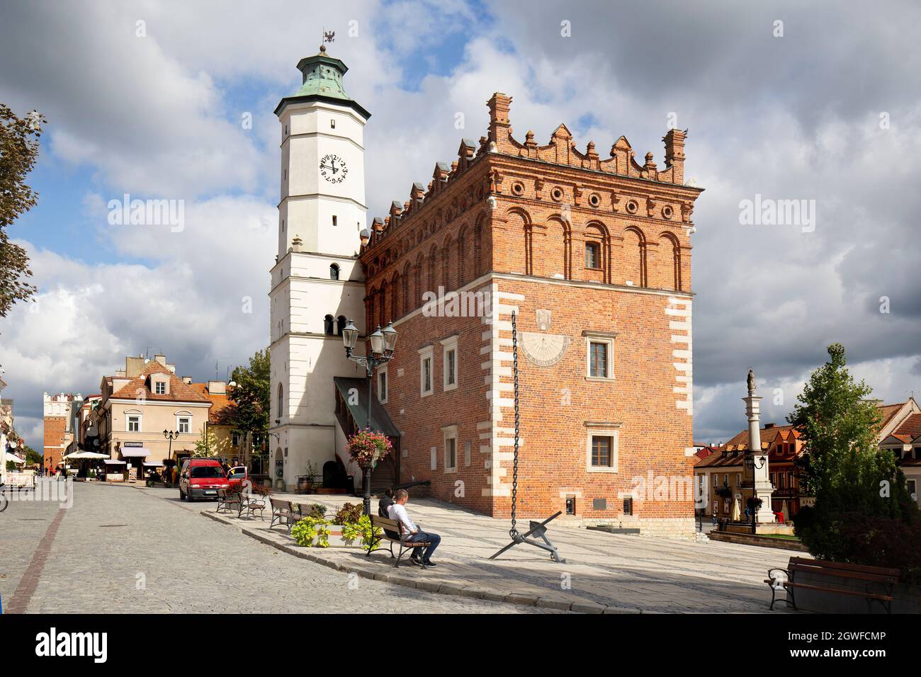 Sandomierz, Polen - 21. September 2021: Blick auf den Markt mit dem gotischen Rathaus von Sandomierz, das eine wichtige Touristenattraktion ist Stockfoto