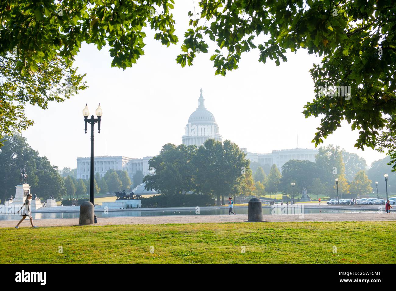 USA Washington DC Nationenhauptstadt das Kapitolgebäude der Vereinigten Staaten für die Gesetzgeber der Bundesregierung Morgensonnenaufgang neblig Stockfoto