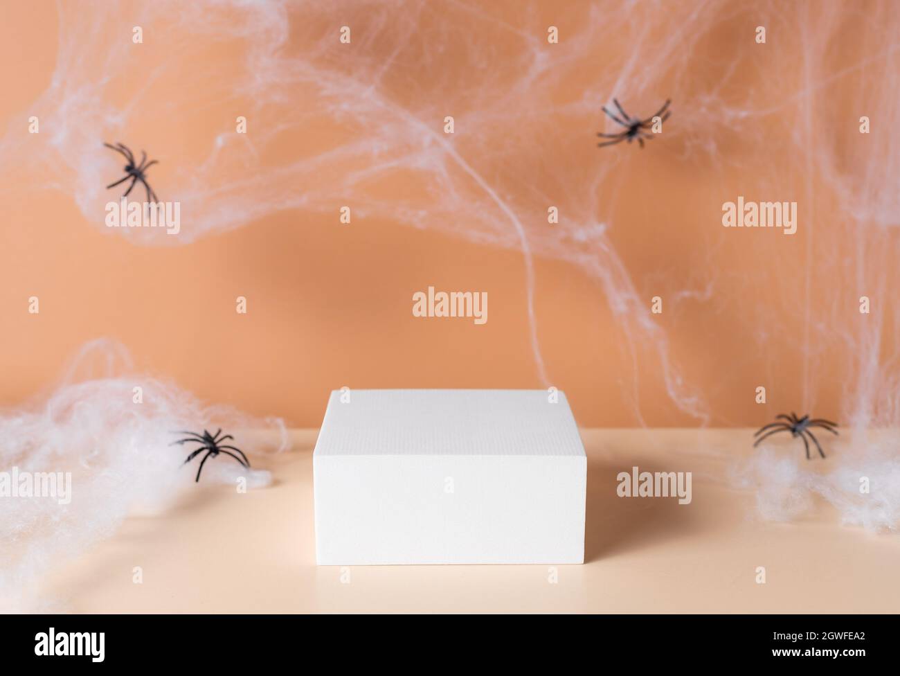 Gruseliger Halloween Hintergrund mit weißem Podium und Spinnennetz Stockfoto