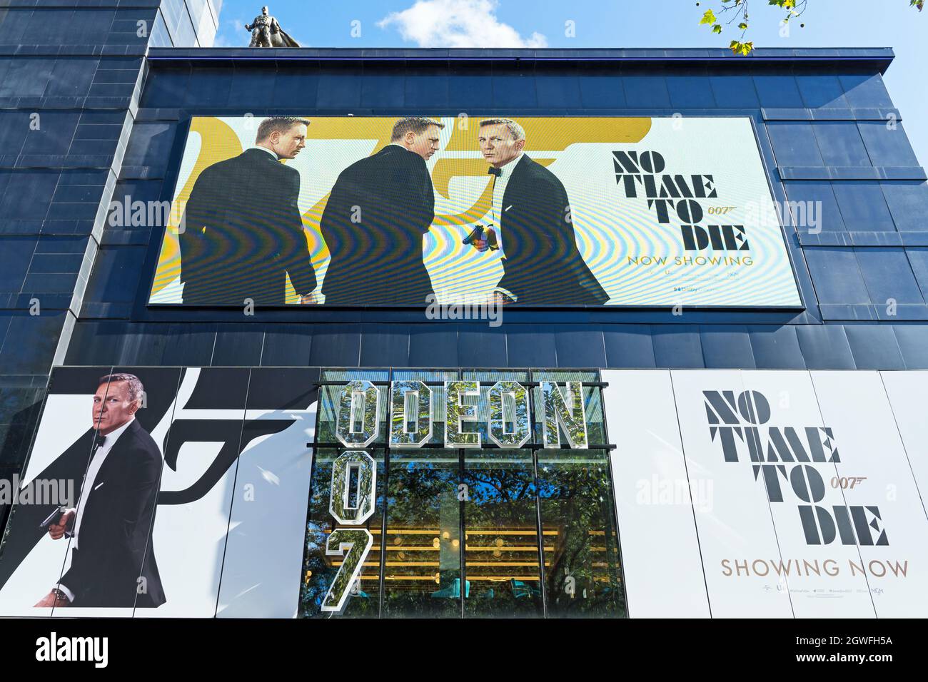 James Bond Film No Time to die, der im Odeon am Leicester Square mit einem speziellen Werbedisplay für 007 gezeigt wird. London - 3. Oktober 2021 Stockfoto