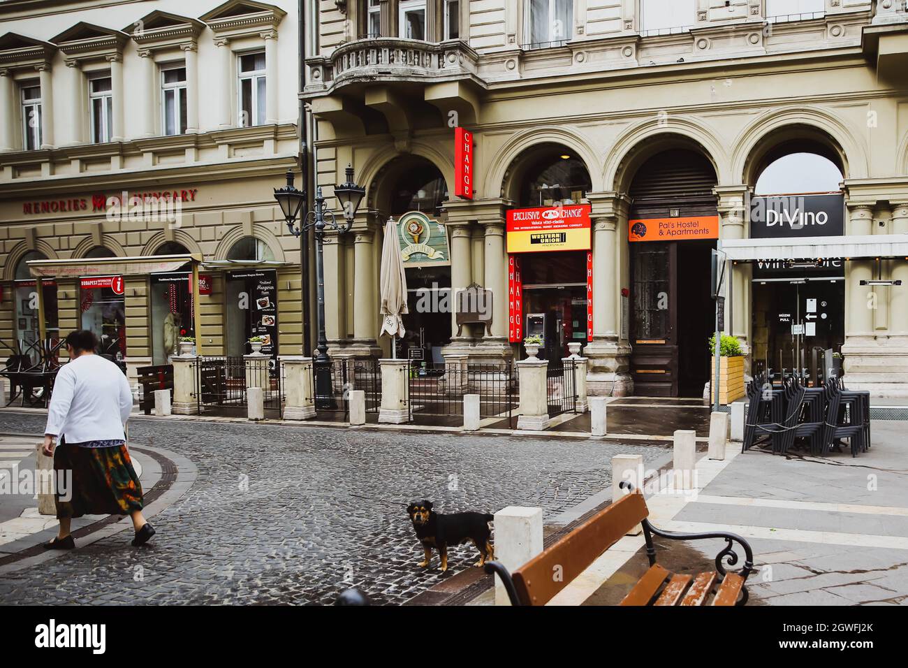 Budapest, Ungarn - Mai, 2018: Frühlingslandschaft, Stadtleben, Café und Geschäfte in Budapest Ungarn Stockfoto