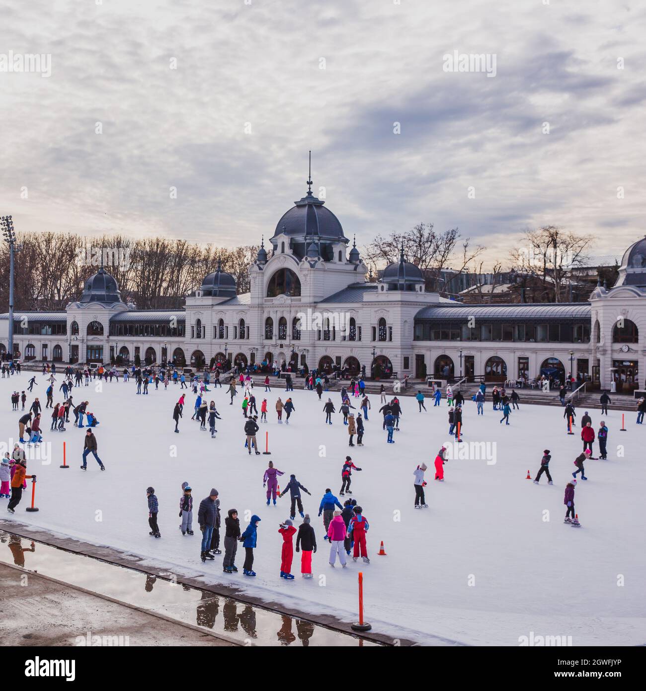 BUDAPEST, UNGARN - 31. DEZEMBER 2018: Viele Menschen verbringen ihren Urlaub Schlittschuhlaufen in City Park Eisbahn in Budapest, Ungarn. Der Stadtpark ist Europas größte Stadt Stockfoto