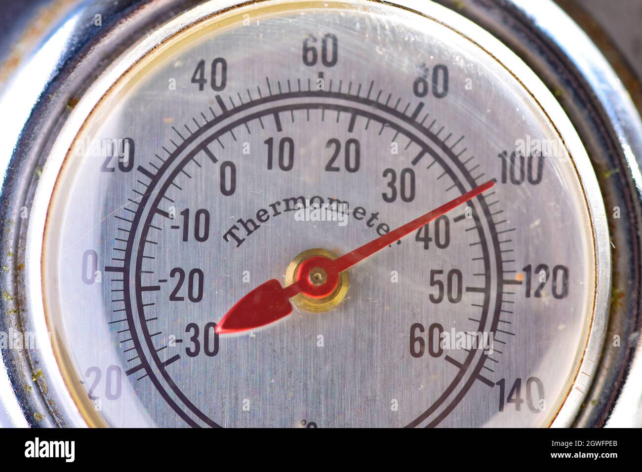 Antikes Thermometer zur Kontrolle der Wetterbedingungen Stockfoto